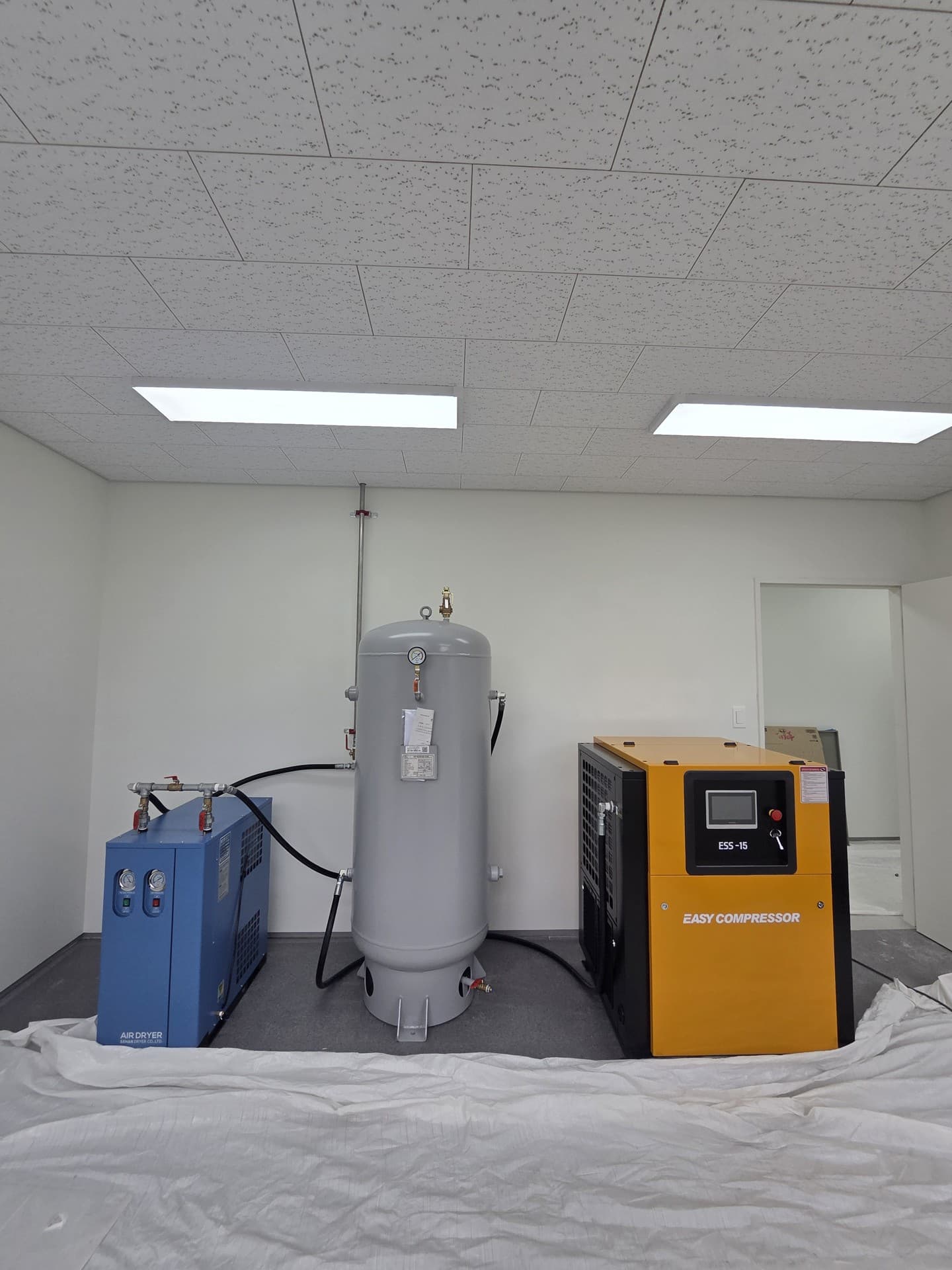 테슬라 전주센터의 15HP 콤프레셔와 주변 설비